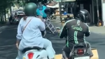 Driver Ojol Dihajar saat Berkendara di Jalan Raya: Apa Enggak Tahu yang Ijo Suka Bawa Geng Banyak