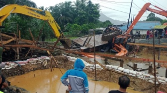 Jembatan Darurat Akses Bengkayang-Pontianak Ambruk saat Dilintasi Tronton