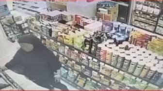 Ibu-ibu Ini Nekat Masukkan Barang di Minimarket ke Dalam Baju, Santai Meski Ada CCTV