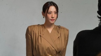 4 Gaya Outfit Keren Claudia Kim, Bisa Jadi Inspirasi Untukmu!