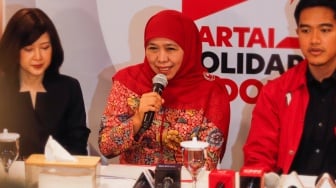 Bakal Calon Gubernur Jawa Timur Khofifah Indar Parawansa (tengah) saat konferensi pers di Kantor DPP PSI, Jakarta, Selasa (4/6/2024). [Suara.com/Alfian Winanto]