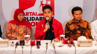 Ketua Umum PSI, Kaesang Pangarep (tengah) bersama Khofifah Indar Parawansa (nokiri) dan Emil Elestianto Dardak (kanan) di Kantor DPP PSI, Jakarta, Selasa (4/6/2024). [Suara.com/Alfian Winanto]