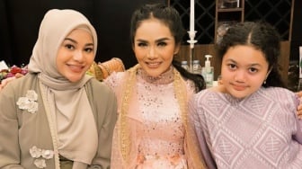 Gaya Cantik Amora Lemos di Pengajian Aurel Hermansyah Jelang Haji, Tasnya Gak Kaleng-Kaleng