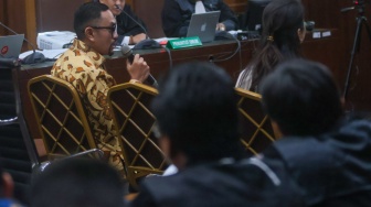 Bendahara Umum Partai NasDem sekaligus Anggota DPR Ahmad Sahroni memberikan keterangan saat menjadi saksi pada persidangan kasus pemerasan dan gratifikasi di Kementerian Pertanian dengan terdakwa Syahrul Yasin Limpo di Pengadilan Tipikor, Jakarta, Rabu (5/6/2024). [Suara.com/Alfian Winanto]