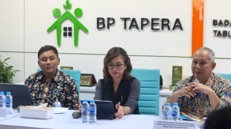 Komisioner BP Tapera, Heru Pudyo Nugroho (kedua kiri), Tenaga Ahli Madya Kantor Staf Presiden, Prita Laura (tengah), Dirjen Pembiayaan Infrastruktru Pekerjaan Umum dan Perumahan Kementerian PUPR, Herry Trisaputra Zuna (kanan) memberikan keterangan pers saat media briefing terkait update Program Tapera di Jakarta, Rabu (5/6/2024). [Suara.com/Alfian Winanto]