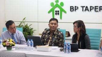 Kepala Departemen Pengawas Lembaga Pembiayaan, Perusahaan Modal Ventura dan Lembaga Keuangan Khusus OJK, Andra Sapta (kiri), Komisioner BP Tapera, Heru Pudyo Nugroho (tengah), Tenaga Ahli Madya Kantor Staf Presiden, Prita Laura (kanan) memberikan keterangan pers saat media briefing terkait update Program Tapera di Jakarta, Rabu (5/6/2024). [Suara.com/Alfian Winanto]