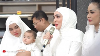 Beda dari Ashanty, Krisdayanti Kecup Bibir Saat Lepas Aurel Hermansyah Berangkat Haji