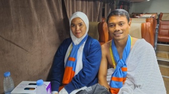 Wajah Semringah Dado Naik Haji Bersama Istri, Punya Doa Spesial untuk Persib di Depan Kabah