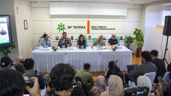 Kepala Departemen Pengawas Lembaga Pembiayaan, Perusahaan Modal Ventura dan Lembaga Keuangan Khusus OJK, Andra Sapta (kiri), Komisioner BP Tapera, Heru Pudyo Nugroho (kedua kiri), Tenaga Ahli Madya Kantor Staf Presiden, Prita Laura (tengah), Dirjen Pembiayaan Infrastruktru Pekerjaan Umum dan Perumahan Kementerian PUPR, Herry Trisaputra Zuna (kedua kanan) dan Dirjen Perbendaharaan Kementerian Keuangan, Astera Primanto Bhakti memberikan keterangan pers saat media briefing terkait update Program Tapera di Jakarta, Rabu (5/6/2024). [Suara.com/Alfian Winanto]