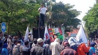 Tuntut Kejelasan Gaji, Ratusan Karyawan PT Kusuma Grup Demo di Kantor Bupati Karanganyar