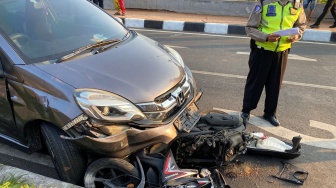 Gegara Epilepsi Kambuh, Pemobil Tabrak Pemotor di Senen hingga Terpental 20 Meter