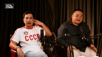 Gestur Host Total Politik saat Dicecar Pandji Pragiwaksono Jadi Sorotan Netizen: Means a Lot...