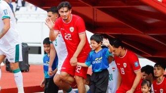 Genggam Tangan Nathan Tjoe-A-On, Arsya Hermansyah Ogah Cuci Tangan Usai Jadi Pendamping Pemain di Laga Timnas