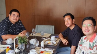 5 Potret Kedekatan Arie Putra dengan 5 Sosok 'Penguasa' RI, Kini Diskakmat Pandji Pragiwaksono Gegara Politik Dinasti