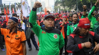 Buruh melakukan aksi unjuk rasa di kawasan Patung Kuda Arjuna Wiwaha, Jalan Medan Merdeka Barat, Jakarta, Kamis (6/6/2024). [Suara.com/Alfian Winanto]
