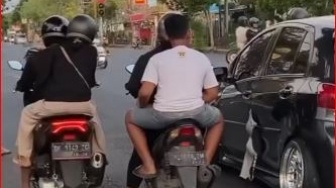 Mobil Hitam Melaju di Jalanan Bikin Salah Fokus, Ada BH Nyangkut di Pintu