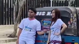 Aaliyah Massaid dan Thariq Halilintar Kompak Pose Pakai Putih di Depan Bajaj, Prewed?