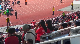 Niat Banget! Fans Cewek Bawa Teropong Tonton Timnas Indonesia vs Irak di GBK