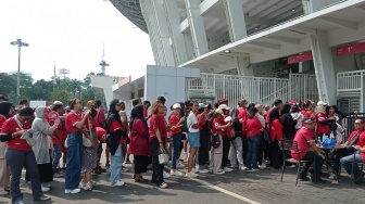 Emak-emak Suporter Timnas Indonesia Padati Stadion GBK, Fans Rafael Struick Garis Keras!