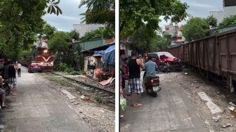 Detik-detik Sebuah Mobil Ditabrak Kereta Api Gegara Parkir Sembarangan