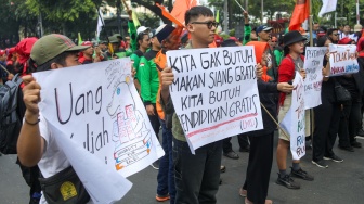 Buruh melakukan aksi unjuk rasa di kawasan Patung Kuda Arjuna Wiwaha, Jalan Medan Merdeka Barat, Jakarta, Kamis (6/6/2024). [Suara.com/Alfian Winanto]

