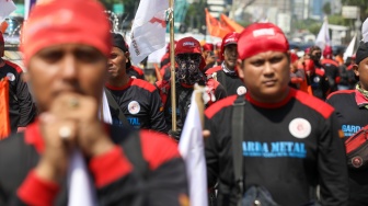 Buruh melakukan aksi unjuk rasa di kawasan Patung Kuda Arjuna Wiwaha, Jalan Medan Merdeka Barat, Jakarta, Kamis (6/6/2024). [Suara.com/Alfian Winanto]
