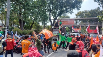 LIVE STREAMING: Suasana Ribuan Buruh  Demo Tolak Tapera di Istana Negara