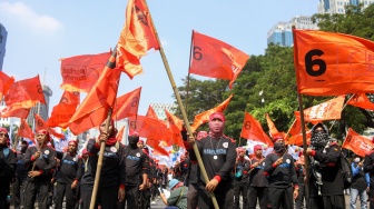 Buruh melakukan aksi unjuk rasa di kawasan Patung Kuda Arjuna Wiwaha, Jalan Medan Merdeka Barat, Jakarta, Kamis (6/6/2024). [Suara.com/Alfian Winanto]
