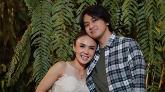9 Potret Yuni Shara di Perayaan Ultah ke-52, Bak Gadis Usia 25!