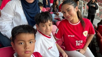 Gaya Mewah Azizah Salsha Momong Anak Nia Ramadhani di Laga Timnas, Harga Tasnya Bikin Melongo!