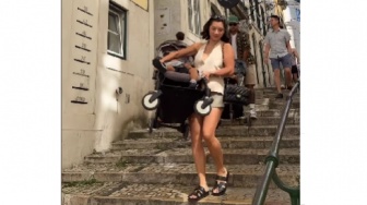 Jennifer Bachdim Santai Angkat dan Dorong Stroller Anak di Portugal, Tetap Stylish Meski sedang Ribet