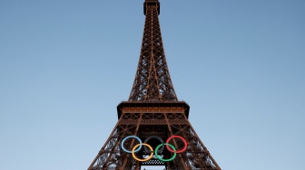 Cincin Olimpiade terlihat di Menara Eiffel, Paris, Prancis Jumat (7/6/2024). [Ludovic MARIN / AFP] 