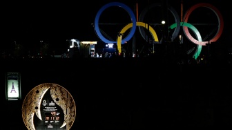 Jam hitung mundur dan cincin Olimpiade terlihat di Menara Eiffel, Paris, Prancis Jumat (7/6/2024). [Sameer Al-Doumy / AFP] 