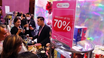 Pengunjung mencari produk kecantikan di gelaran Jakarta X Beauty di (JCC) Senayan, Jakarta, Minggu (9/6/2024). [Suara.com/Alfian Winanto]