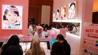 Pengunjung mencari produk kecantikan di gelaran Jakarta X Beauty di (JCC) Senayan, Jakarta, Minggu (9/6/2024). [Suara.com/Alfian Winanto]