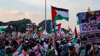 Massa saat mengikuti Aksi Bela Palestina di Kawasan Patung Kuda, Jakarta, Minggu (9/6/2024). [Suara.com/Alfian Winanto]