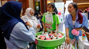 Pengunjung mencari produk kecantikan di gelaran Jakarta X Beauty di (JCC) Senayan, Jakarta, Minggu (9/6/2024). [Suara.com/Alfian Winanto]