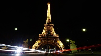 Cincin Olimpiade terlihat di Menara Eiffel, Paris, Prancis Jumat (7/6/2024). [Ludovic MARIN / AFP] 