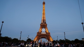 Cincin Olimpiade terlihat di Menara Eiffel, Paris, Prancis Jumat (7/6/2024). [Ludovic MARIN / AFP] 