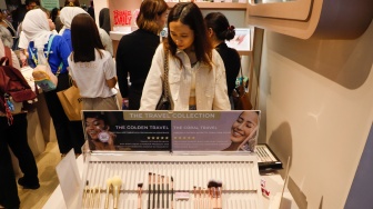 Pengunjung mencari produk kecantikan di gelaran Jakarta X Beauty di (JCC) Senayan, Jakarta, Minggu (9/6/2024). [Suara.com/Alfian Winanto]