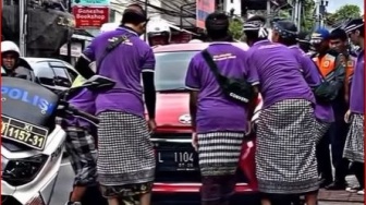 Mobil Kembali Parkir Sembarangan di Ubud, Pengayah Sampai Angkat ke Trotoar