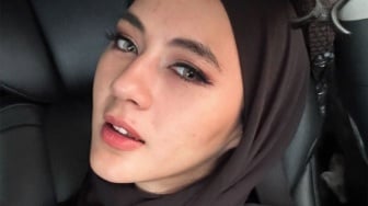 Sama-Sama Duduk di Kabin Mewah Mobil Rp 1 M, Ini Beda Gaya Paula Verhoeven Berhijab dan Non Hijab