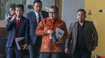 Sekjen PDIP Hasto Kristiyanto saat datang untuk memenuhi panggilan di Gedung Merah Putih KPK, Jakarta, Senin (10/6/2024). [Suara.com/Alfian Winanto]