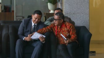 Sekjen PDIP Hasto Kristiyanto saat datang untuk memenuhi panggilan di Gedung Merah Putih KPK, Jakarta, Senin (10/6/2024). [Suara.com/Alfian Winanto]