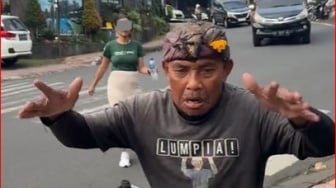 Lumpia Legend di Ubud, Penjualnya Melayani Pembeli Sambil Menari