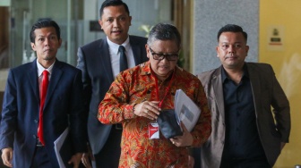 Sekjen PDIP Hasto Kristiyanto saat datang untuk memenuhi panggilan di Gedung Merah Putih KPK, Jakarta, Senin (10/6/2024). [Suara.com/Alfian Winanto]