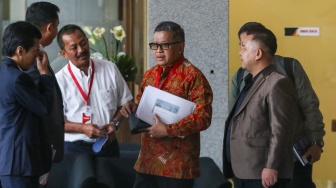 Sekjen PDIP Hasto Kristiyanto saat datang untuk memenuhi panggilan di Gedung Merah Putih KPK, Jakarta, Senin (10/6/2024). [Suara.com/Alfian Winanto]