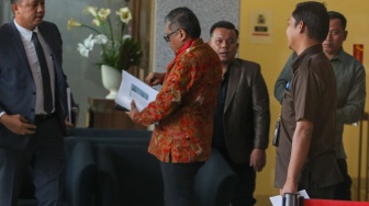 Sekjen PDIP Hasto Kristiyanto saat datang untuk memenuhi panggilan di Gedung Merah Putih KPK, Jakarta, Senin (10/6/2024). [Suara.com/Alfian Winanto]