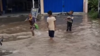 Potret Jalan Cipta Karya Diguyur Hujan, Pengendara Hati-hati Lintasi Kubangan Air