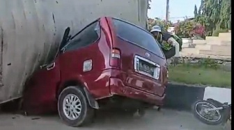 Truk Kontainer Timpa Mobil di Kawasan Industri Medan,  Karyawan BUMN Tewas